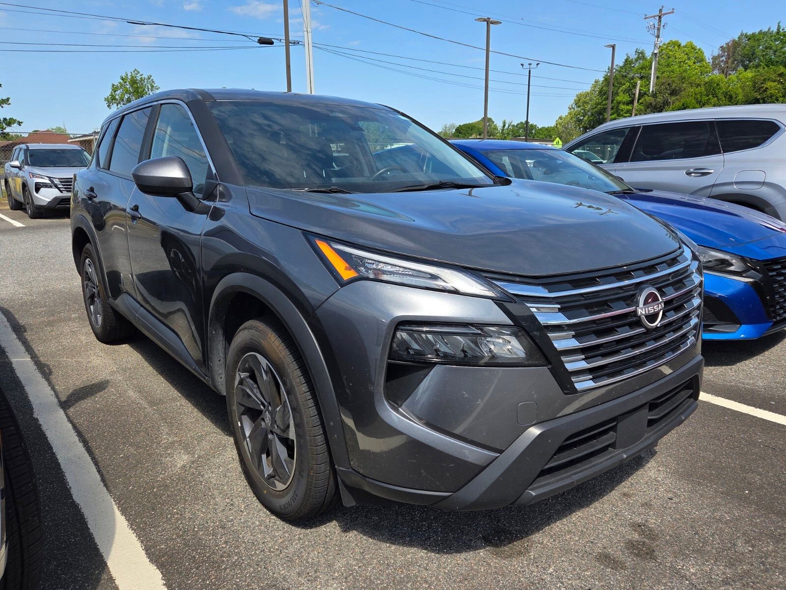 Used 2025 Nissan Rogue SV image 1