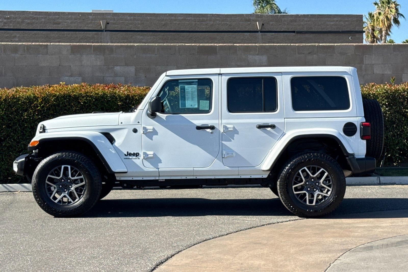 Used 2025 Jeep Wrangler Unlimited Sahara AWD/4WD image 7