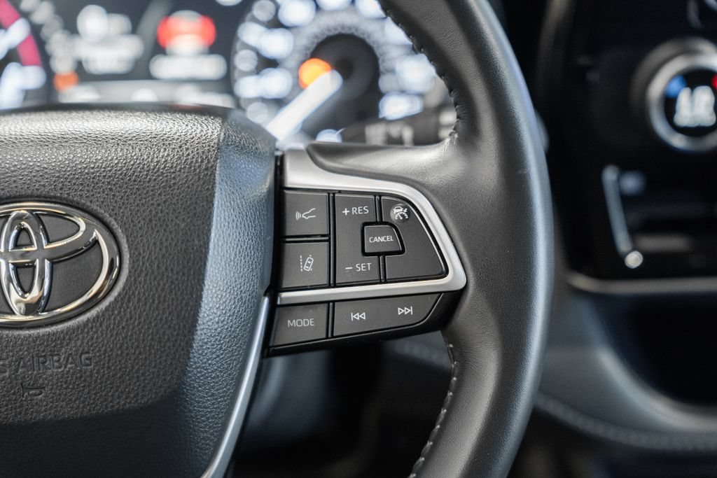 Used 2023 Toyota Highlander LE AWD/4WD image 28