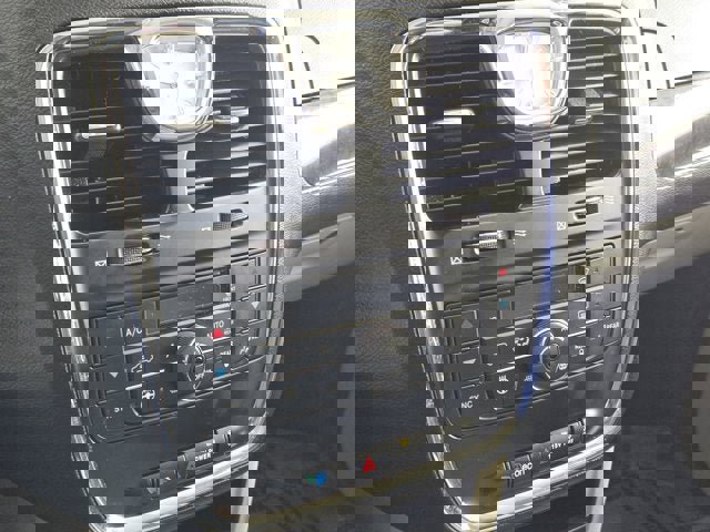 Used 2015 Chrysler Town & Country Touring w/ Driver Convenience Group image 23