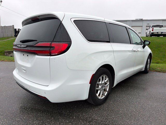 Used 2024 Chrysler Pacifica Touring-L FWD image 6