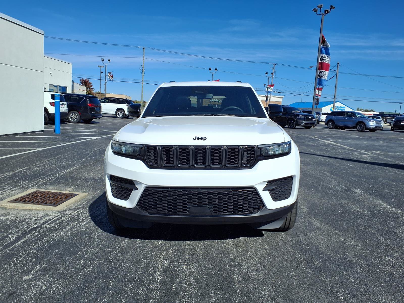 Used 2024 Jeep Grand Cherokee Altitude AWD/4WD image 2