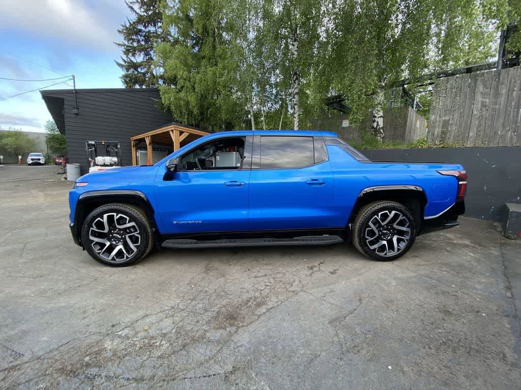 Used 2025 Chevrolet Silverado EV RST AWD/4WD image 3