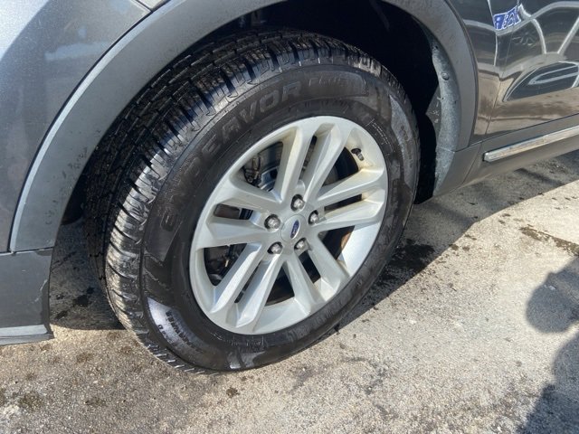 Used 2017 Ford Explorer XLT w/ Equipment Group 202A image 6