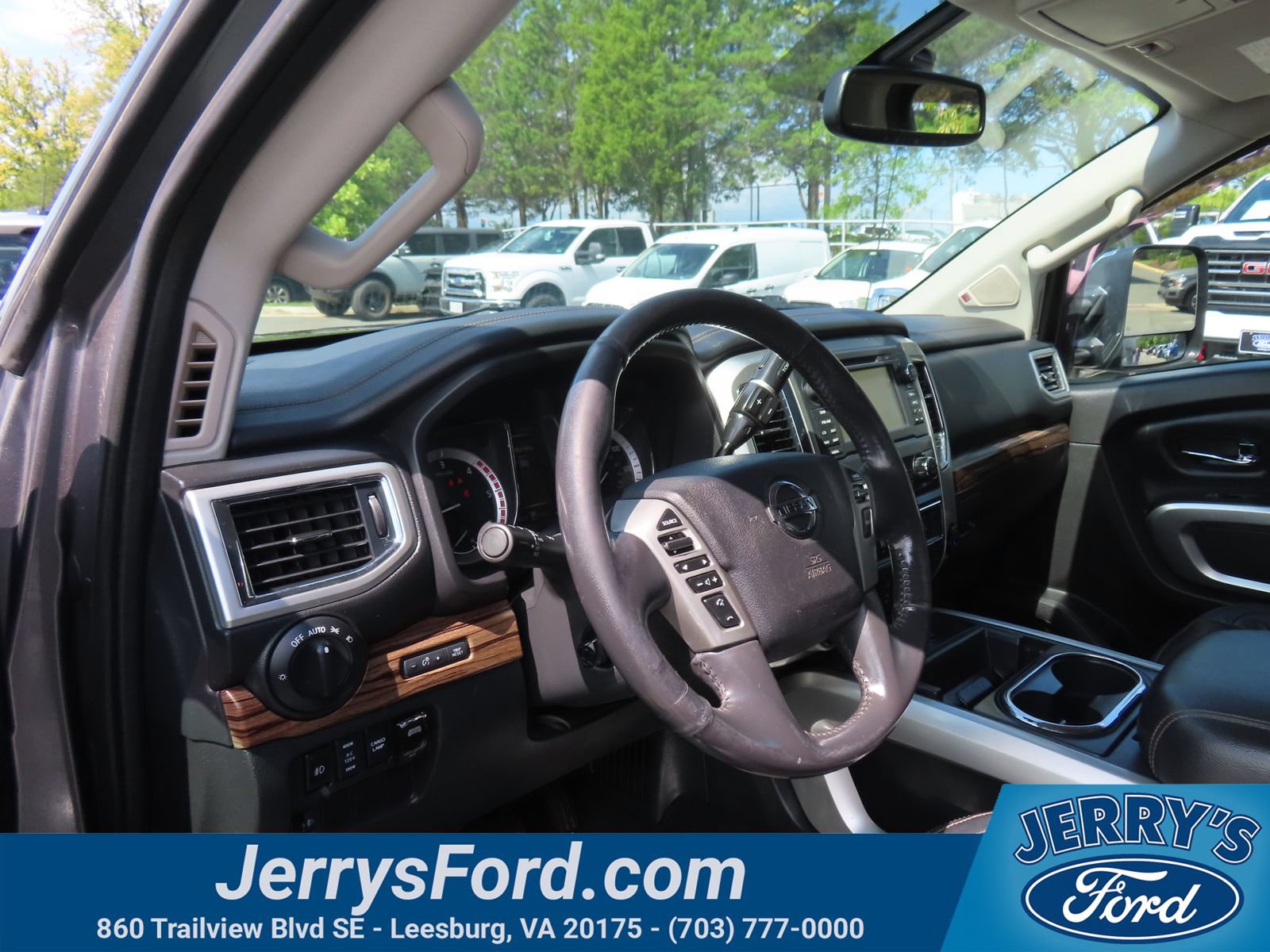 Used 2017 Nissan Titan SL w/ Chrome Package AWD/4WD image 18