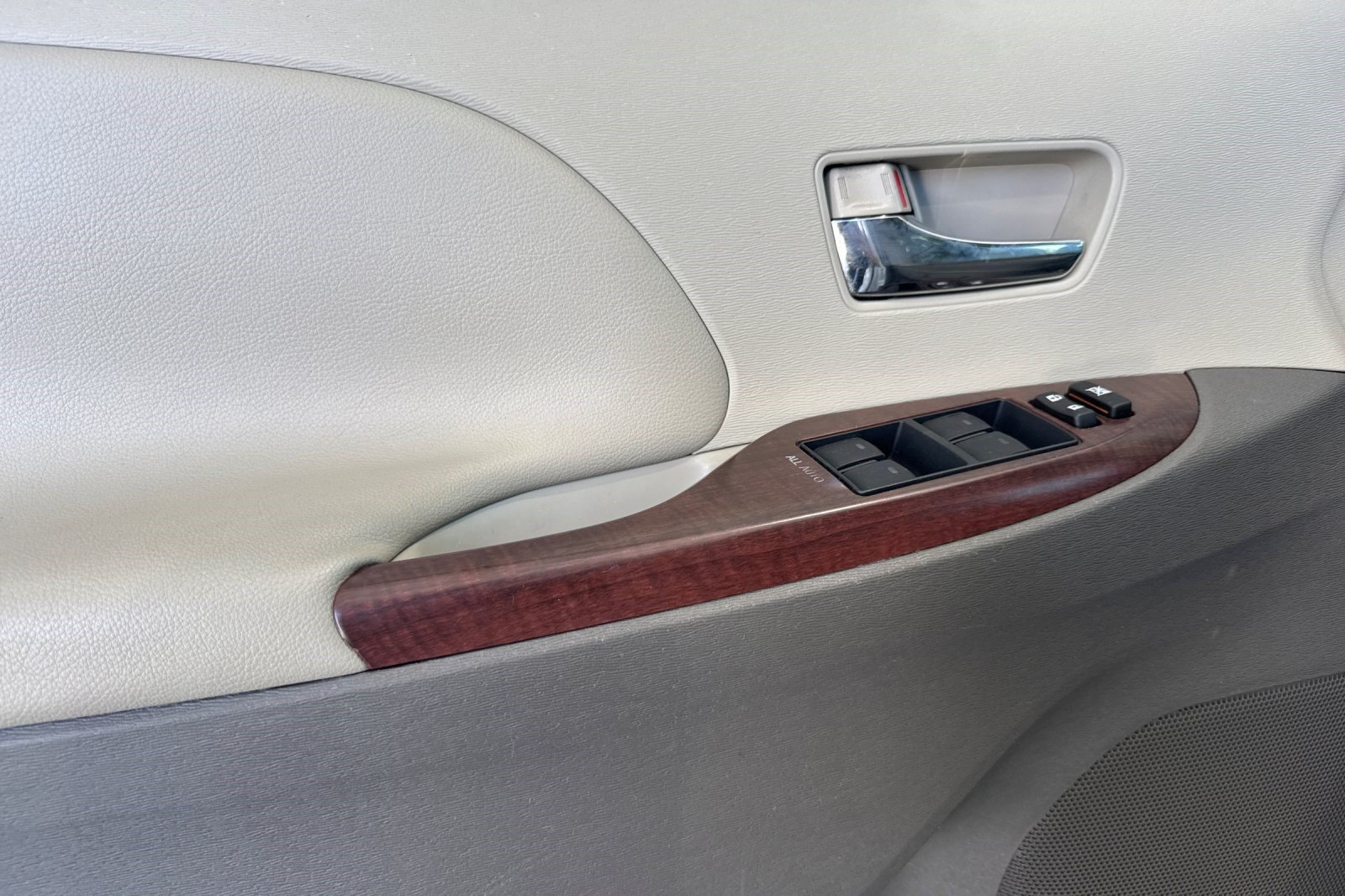 Used 2011 Toyota Sienna XLE FWD image 12