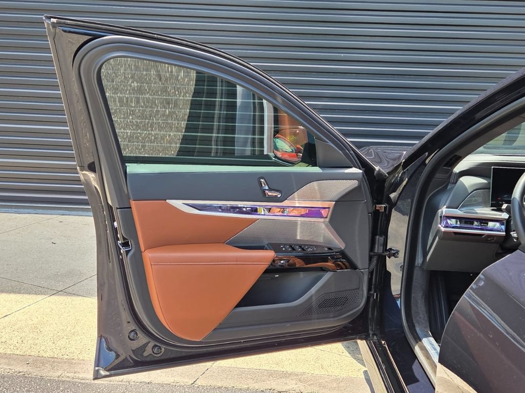 Used 2025 BMW i7 xDrive60 AWD/4WD image 6