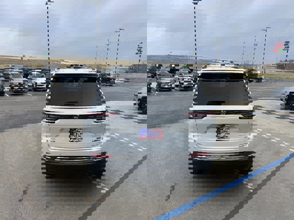 Used 2024 Jeep Grand Cherokee Limited image 4