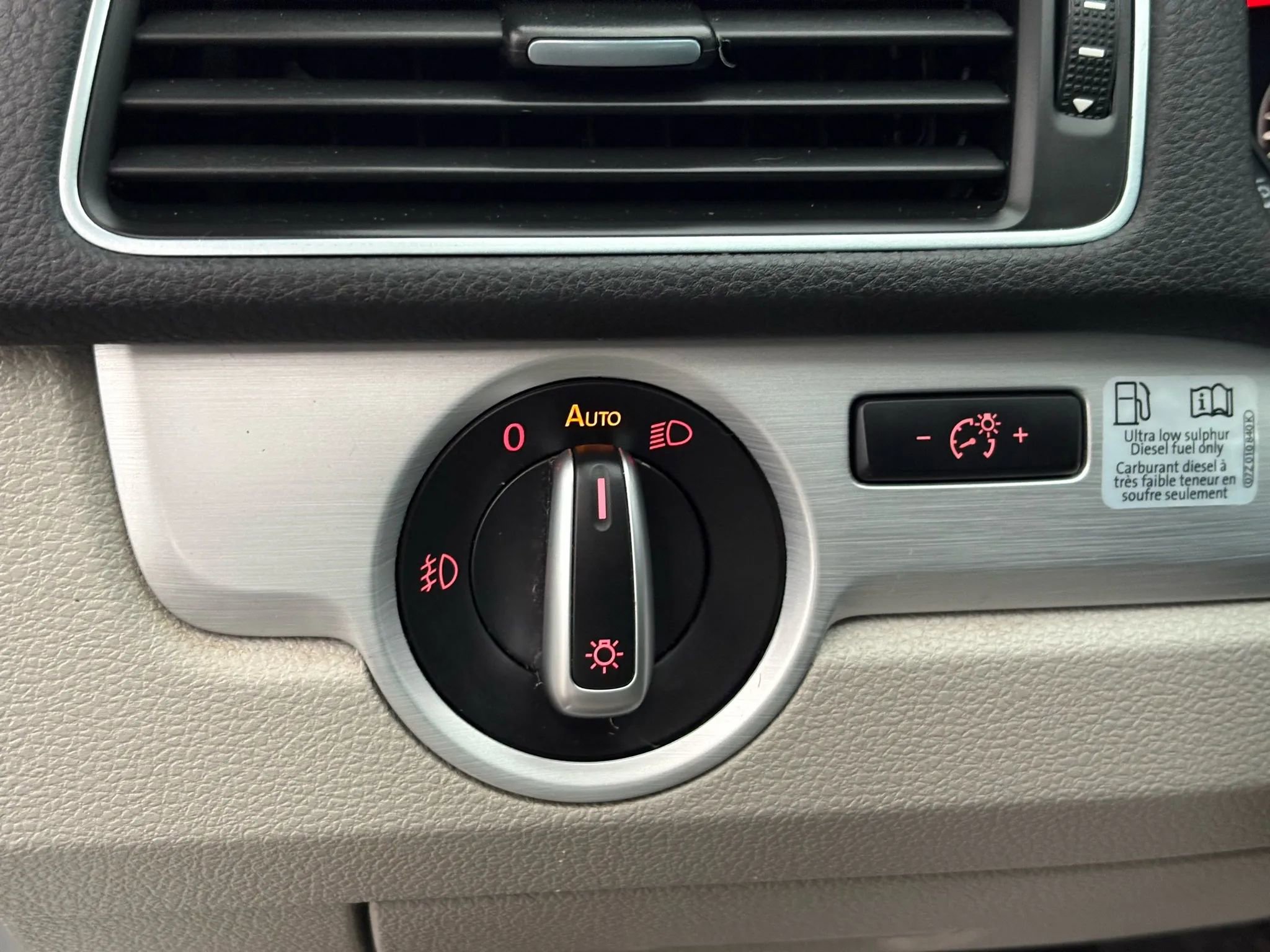 Used 2013 Volkswagen Passat TDI SE image 13