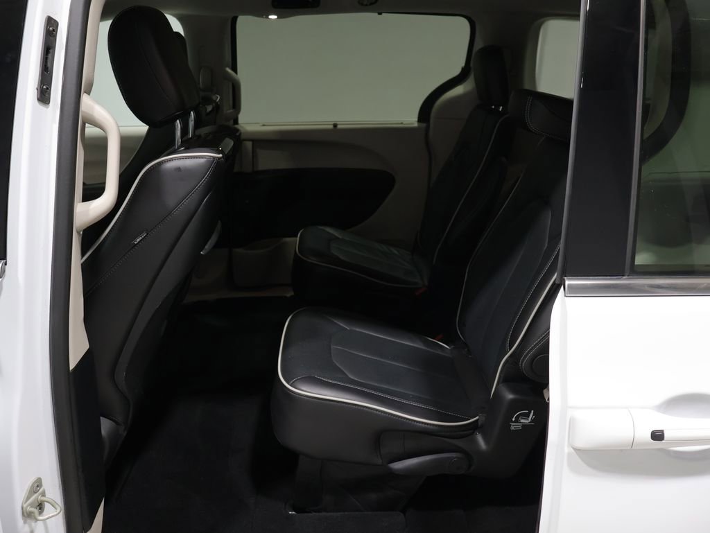 Used 2024 Chrysler Pacifica Limited w/ Uconnect Theater Family Group image 20