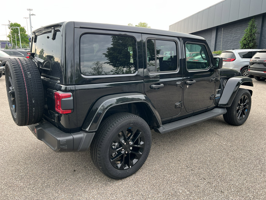 Used 2023 Jeep Wrangler Sahara w/ Cold Weather Group AWD/4WD image 7
