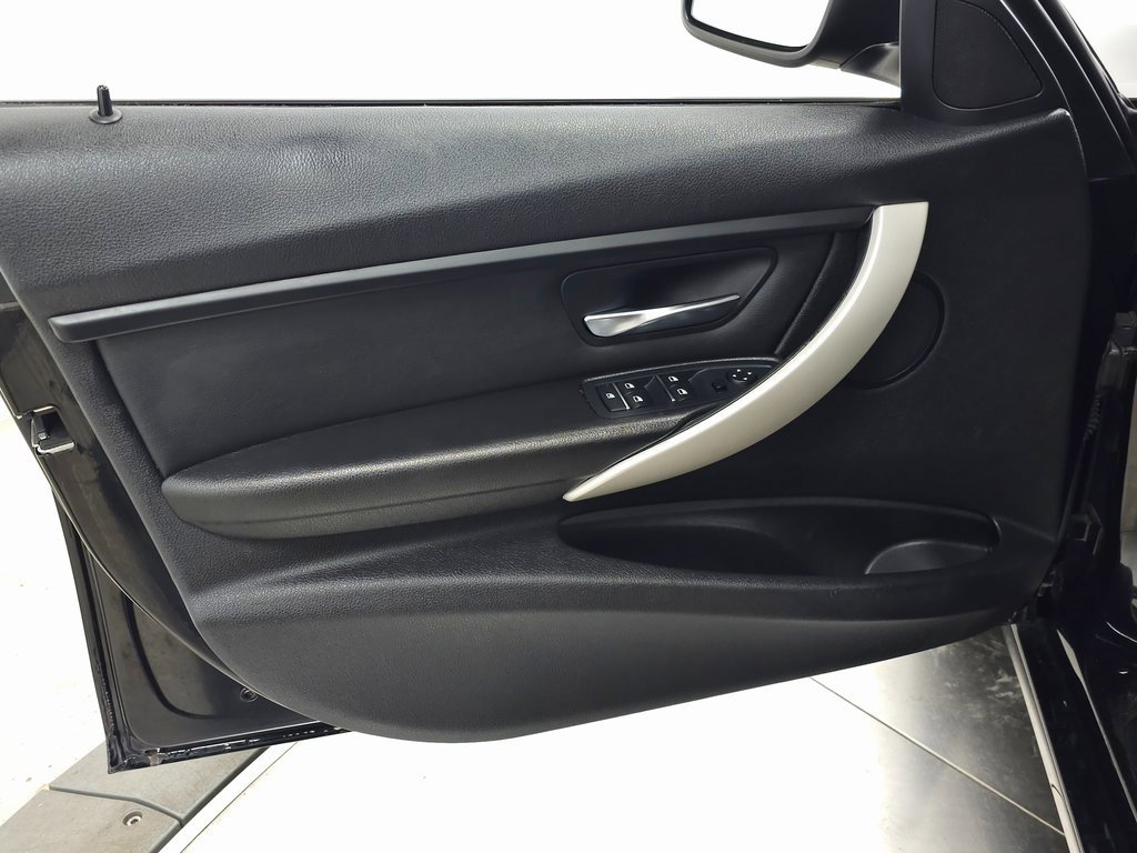 Used 2018 BMW 320i xDrive Sedan image 12