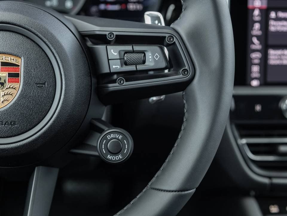 Certified 2025 Porsche Macan Turbo image 16