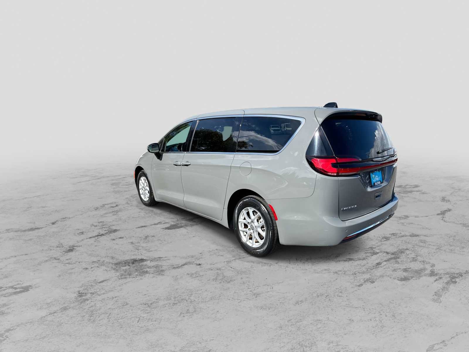 Used 2023 Chrysler Pacifica Touring-L FWD image 6
