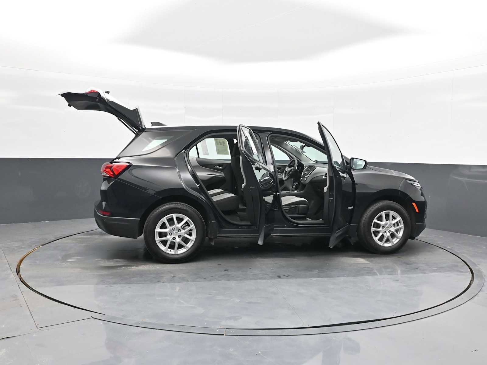Used 2024 Chevrolet Equinox LS w/ Driver Confidence II Package FWD image 28
