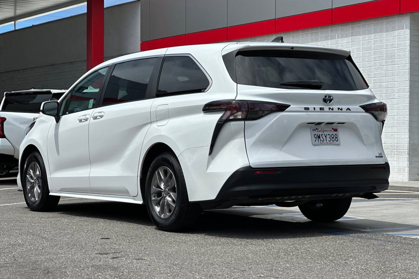 Certified 2023 Toyota Sienna LE FWD image 6
