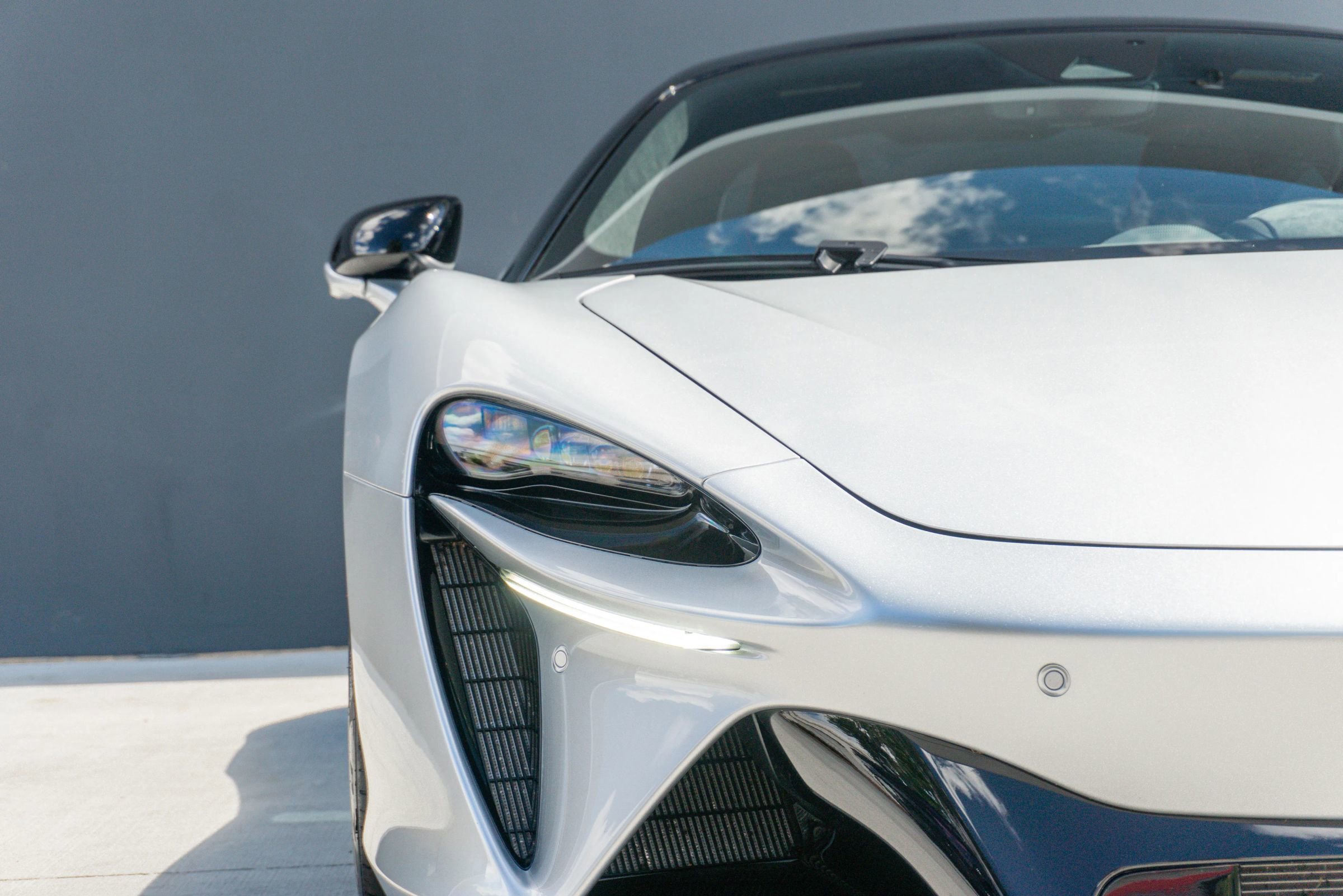 Used 2023 McLaren Artura RWD image 32