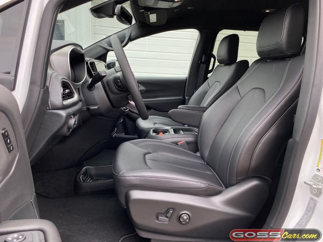 New 2027 Chrysler Pacifica Select AWD/4WD image 24