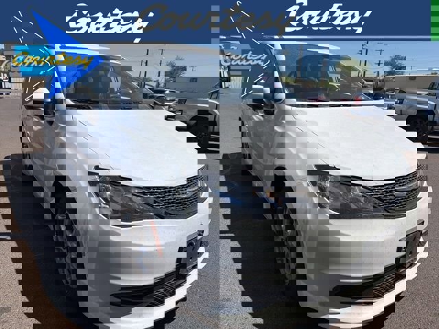 Used 2022 Chrysler Voyager LX image 1