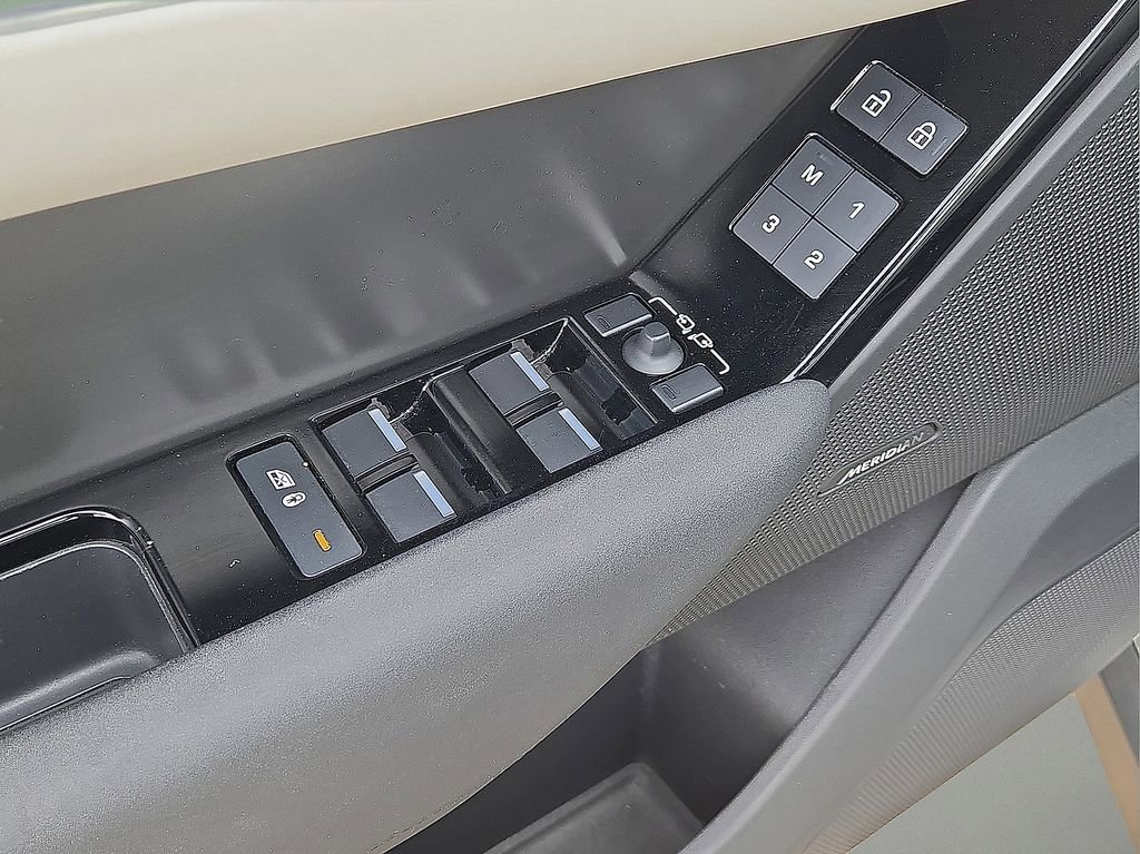 Used 2025 Land Rover Range Rover Velar Dynamic SE image 23