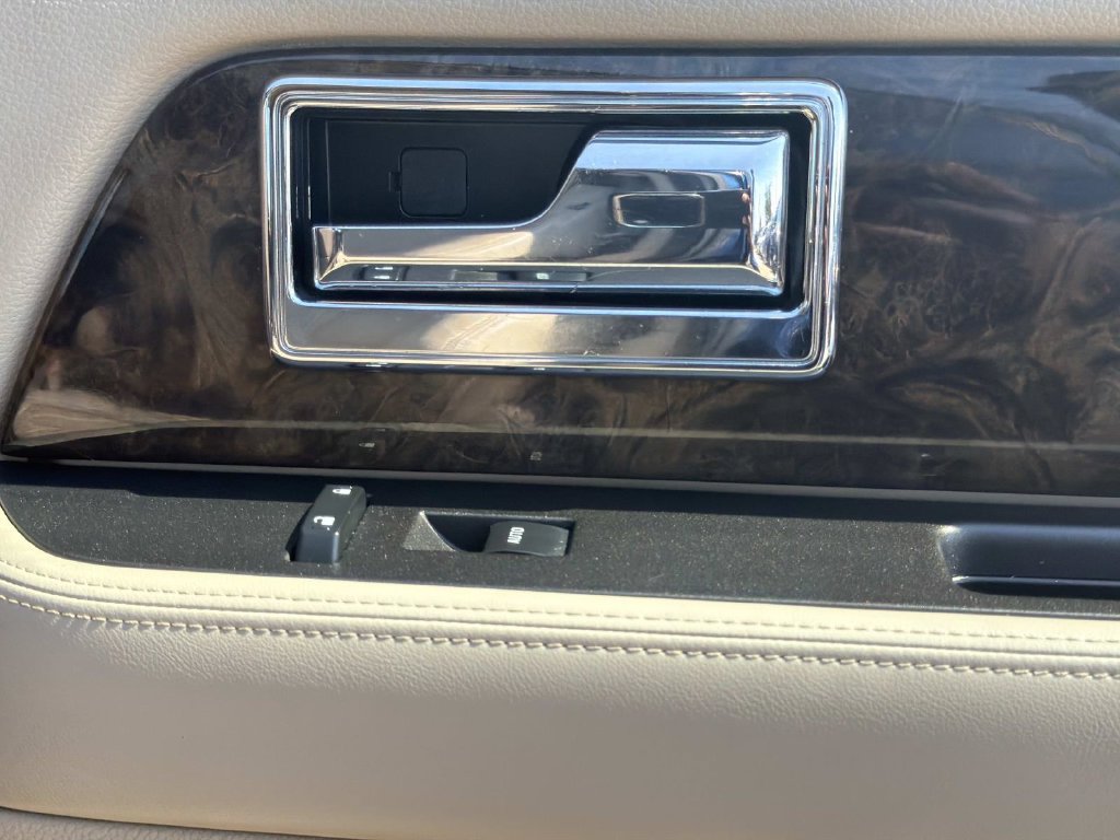 Used 2017 Lincoln Navigator Select RWD image 18
