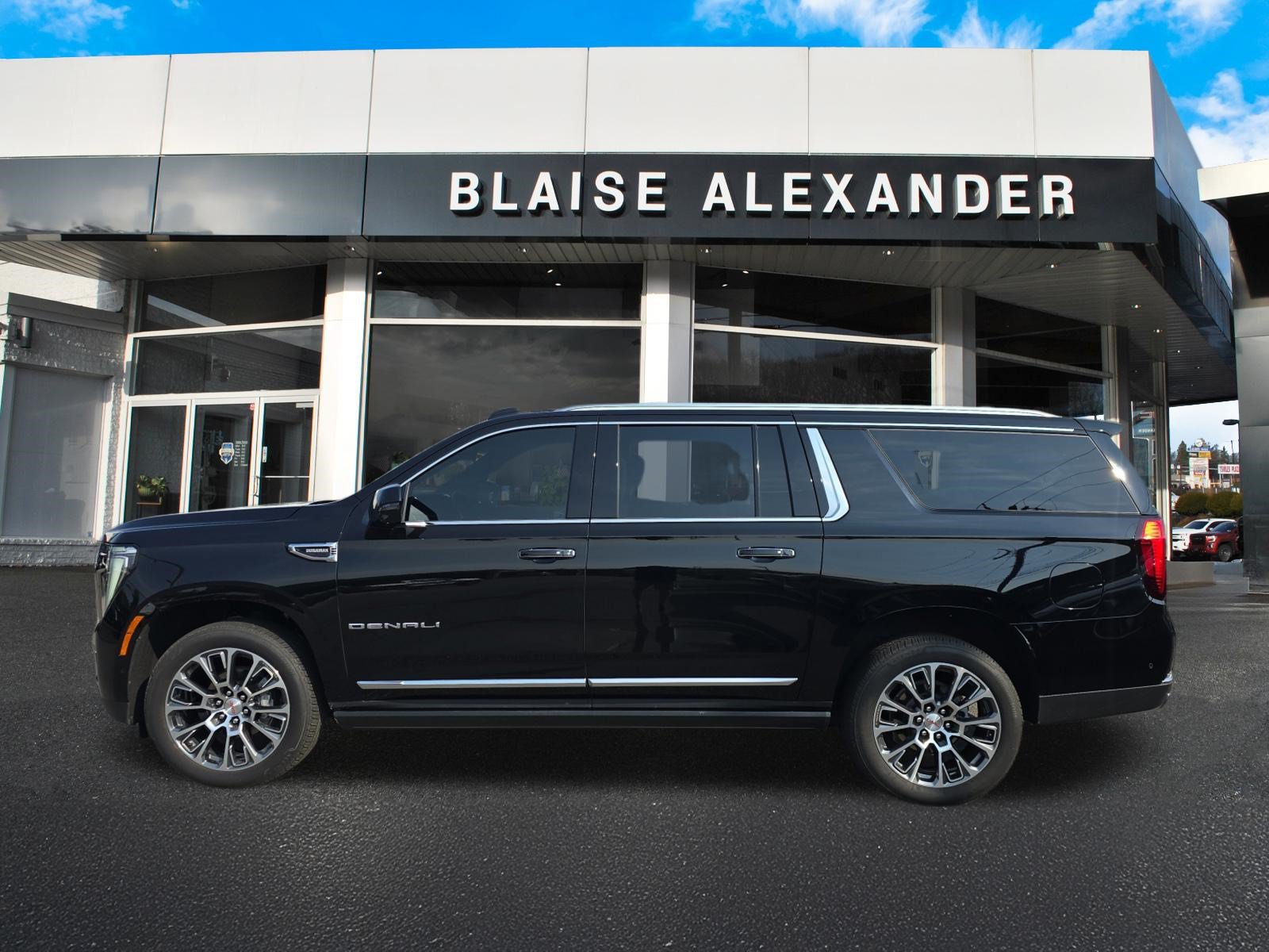Used 2025 GMC Yukon XL Denali w/ Denali Reserve Package AWD/4WD image 8