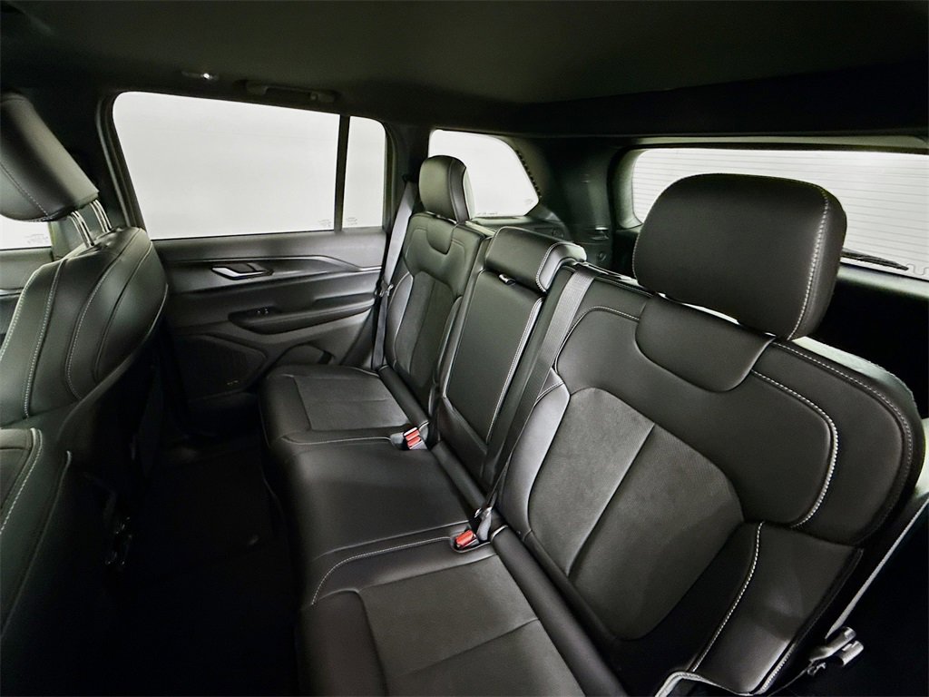 New 2025 Jeep Grand Cherokee Altitude image 23