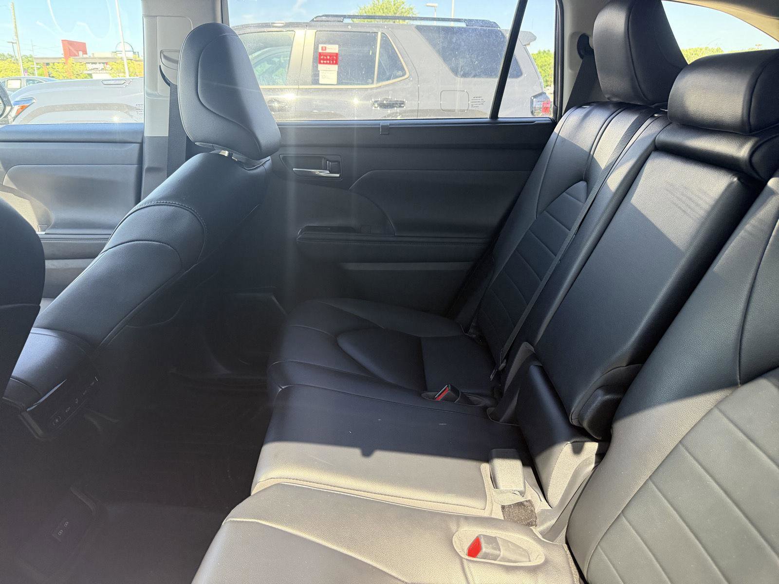 Used 2023 Toyota Highlander XLE FWD image 9
