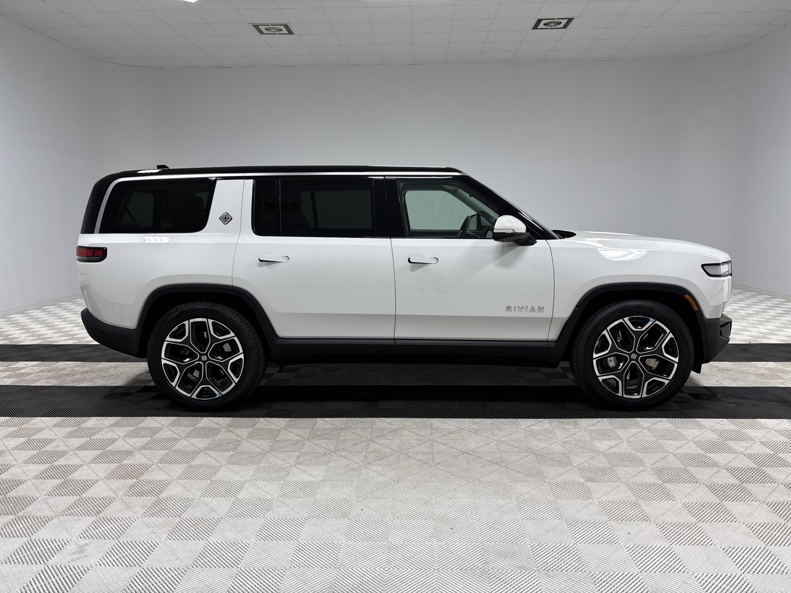 Used 2024 Rivian R1S Adventure AWD/4WD image 6