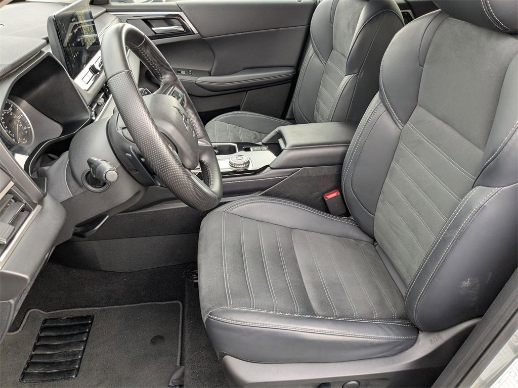 Used 2025 Mitsubishi Outlander SE image 17