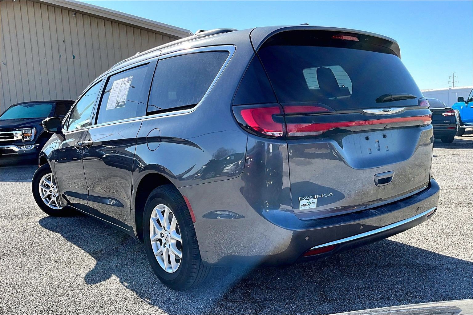 Used 2022 Chrysler Pacifica Touring-L FWD image 6