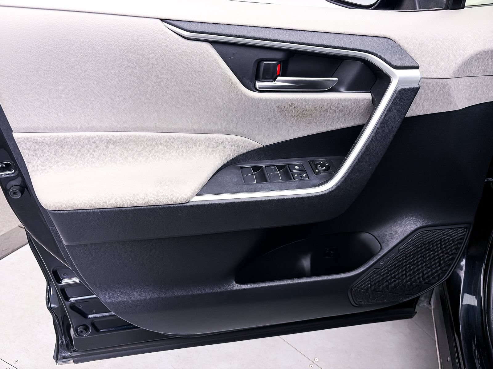 Used 2019 Toyota RAV4 XLE Premium w/ Carpet Mat Package FWD image 15