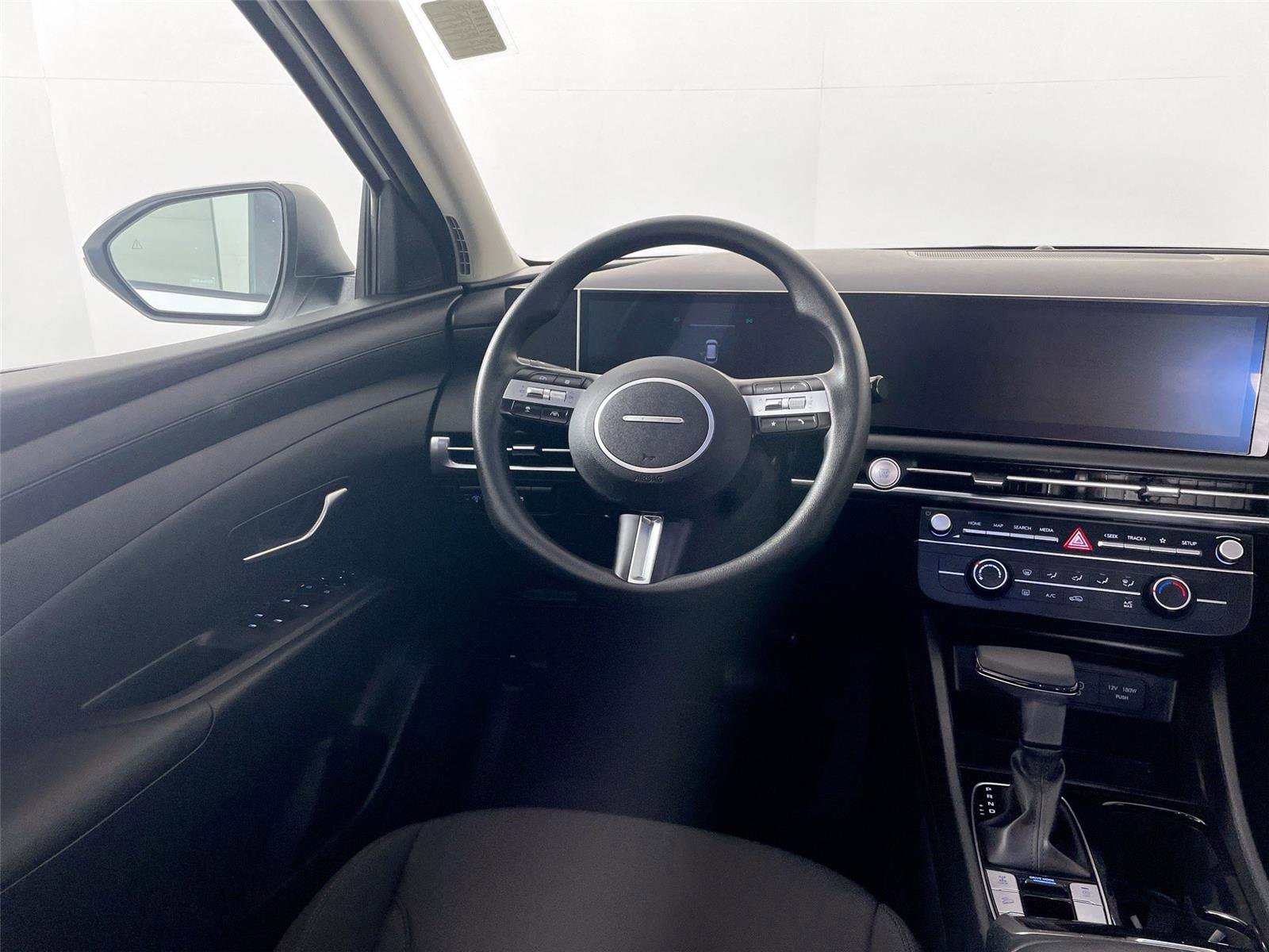 Used 2025 Hyundai Tucson SE image 2