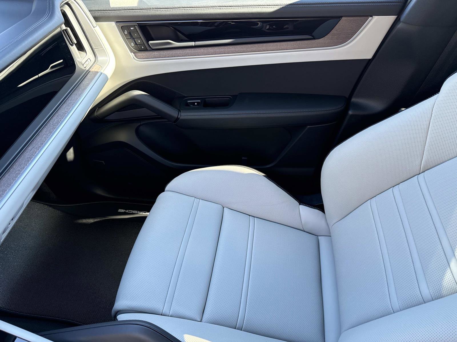 Certified 2025 Porsche Cayenne S image 24