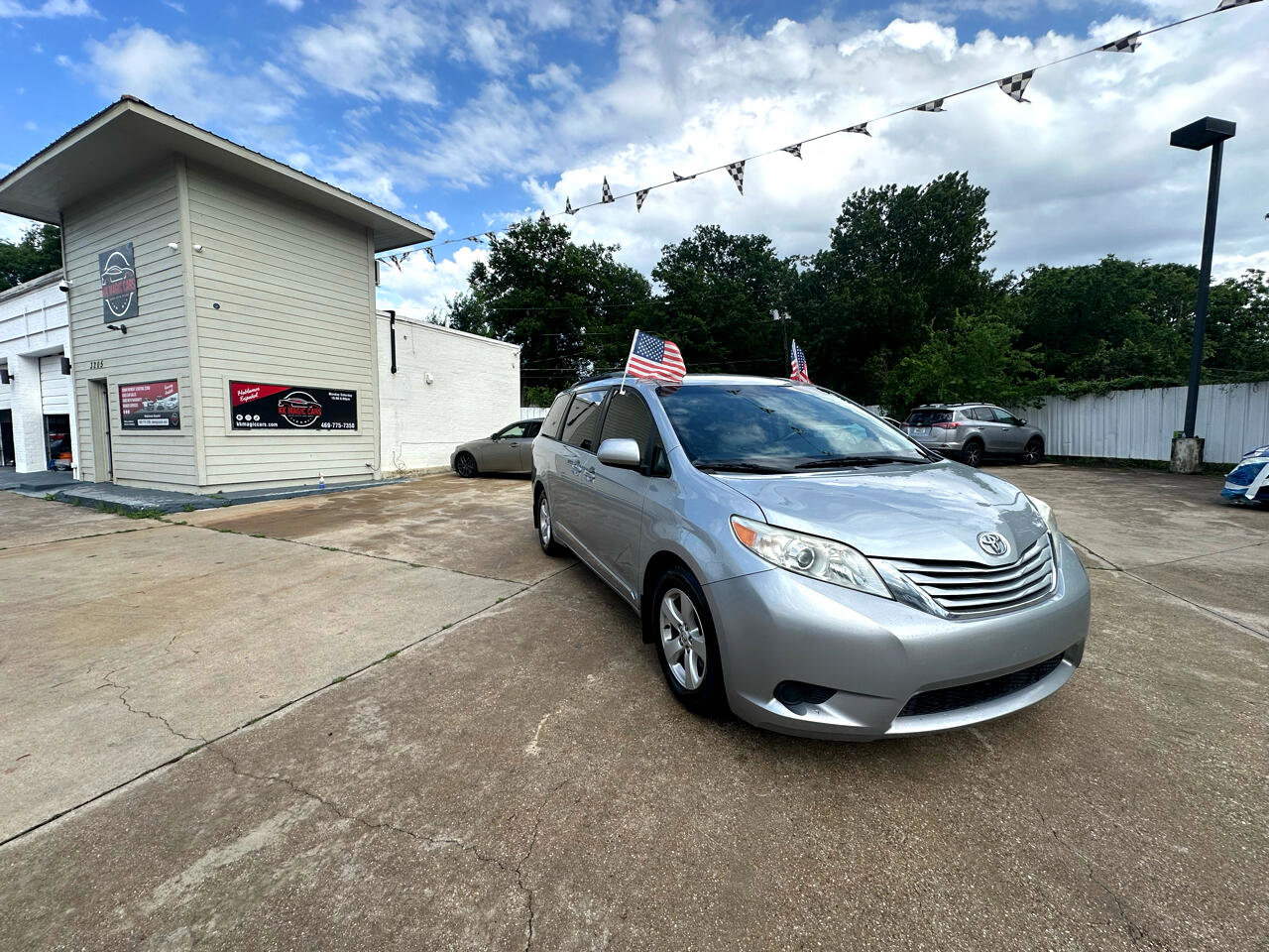 Used 2015 Toyota Sienna LE image 3