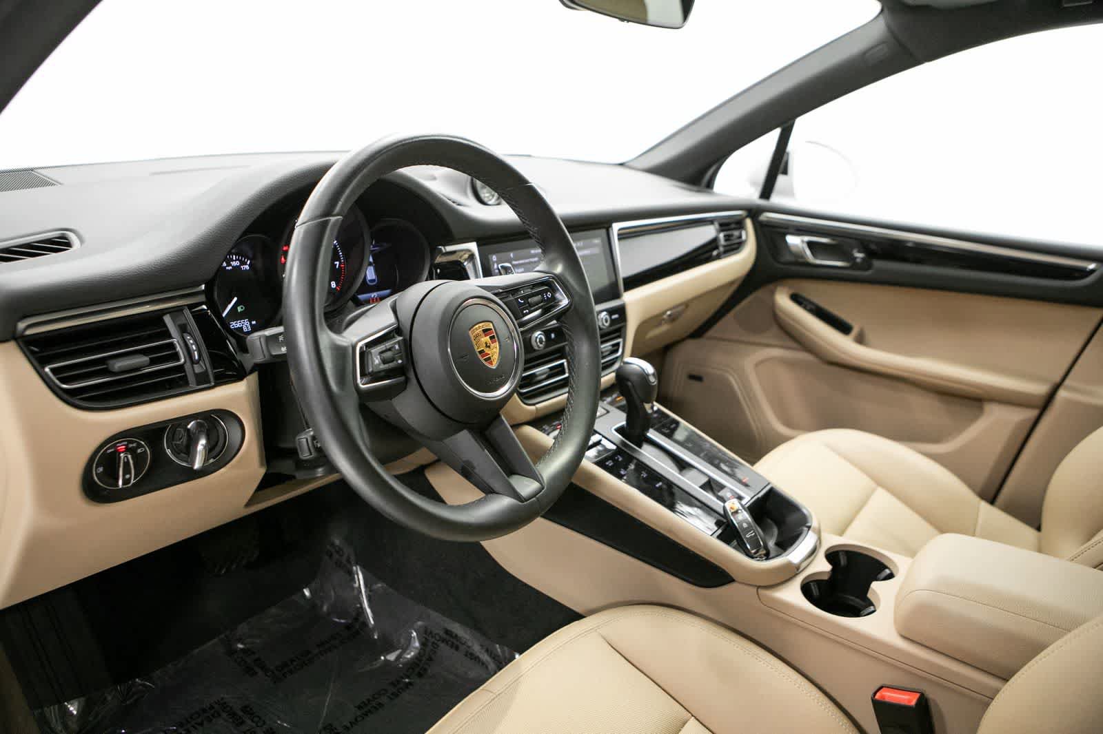Certified 2023 Porsche Macan AWD/4WD image 4