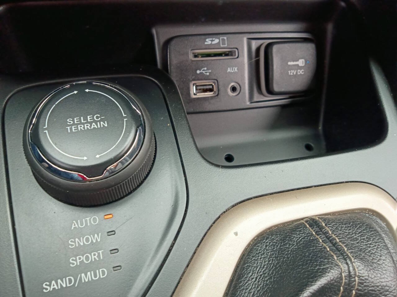 Used 2018 Jeep Cherokee Latitude w/ Cold Weather Group AWD/4WD image 17