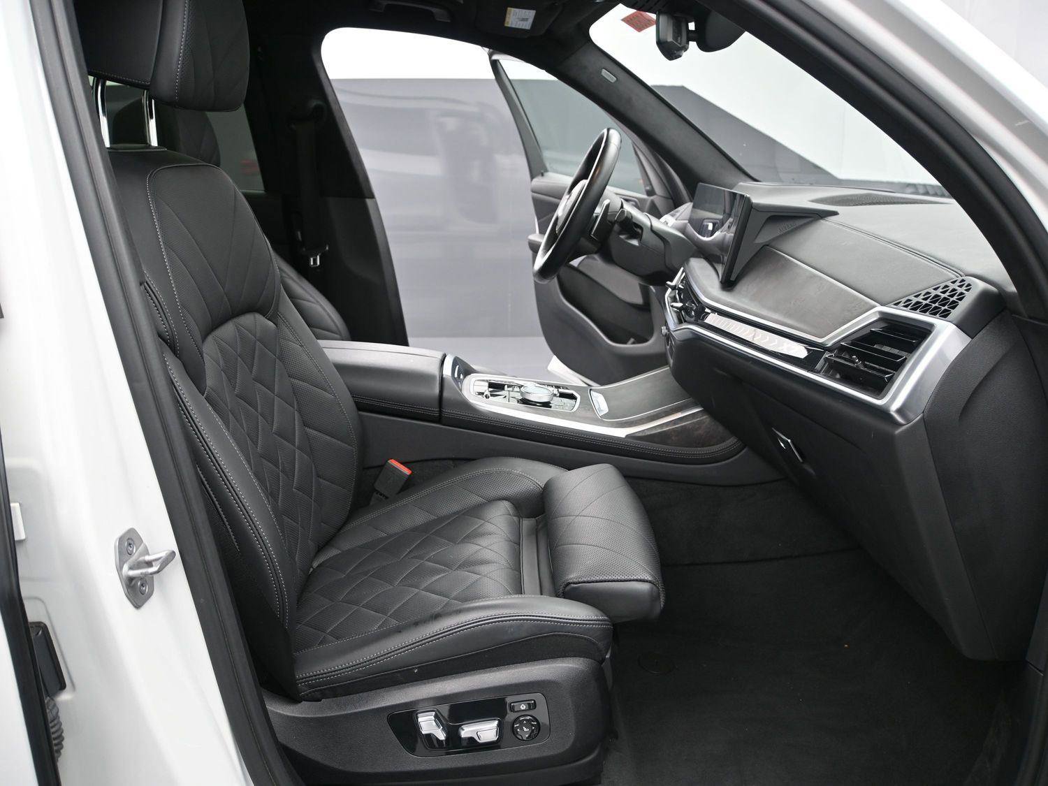 Used 2023 BMW X7 xDrive40i w/ Executive Package image 17
