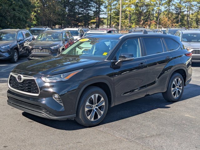 Used 2023 Toyota Highlander XLE image 3