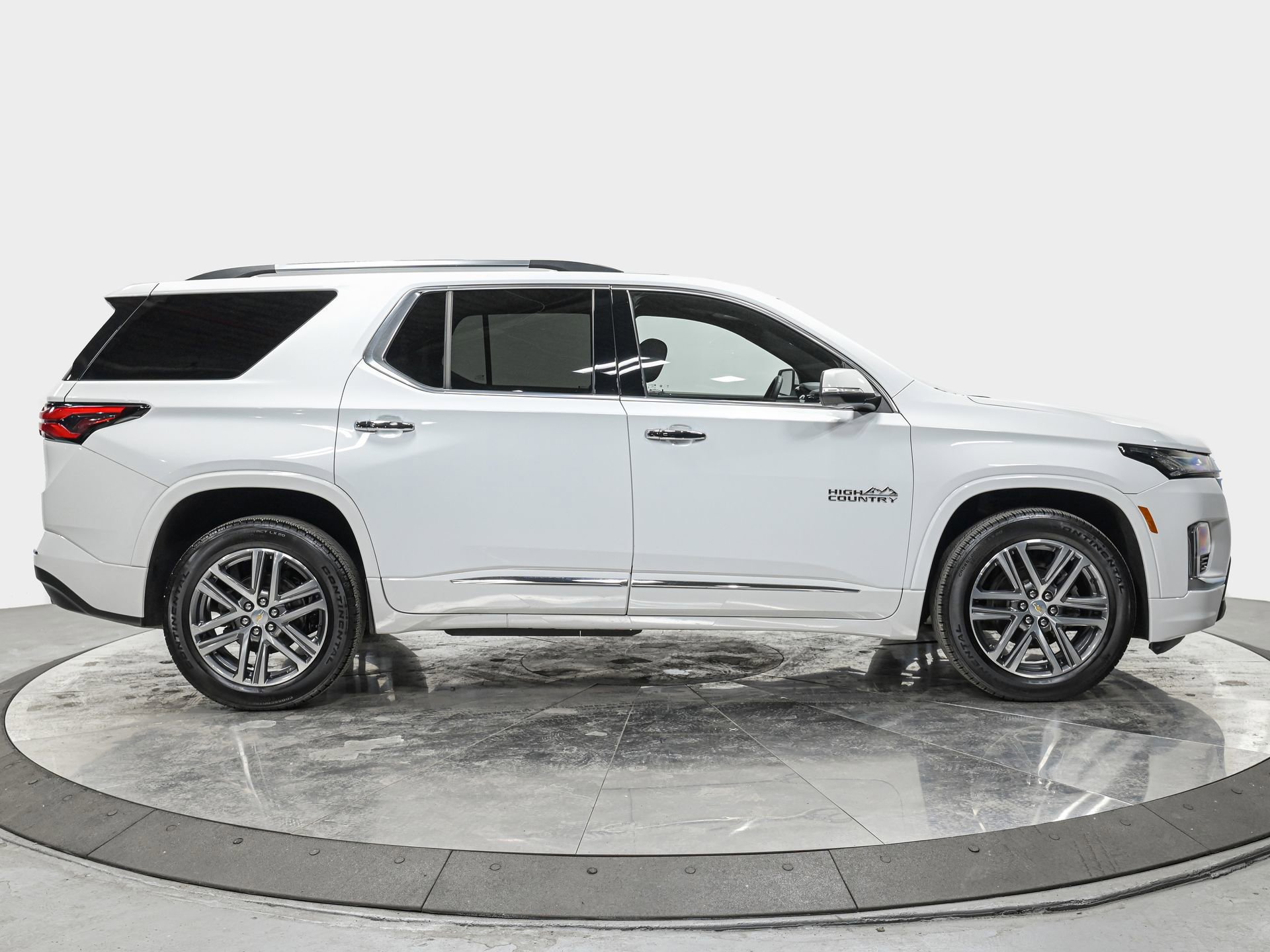 Used 2023 Chevrolet Traverse High Country w/ LPO, Floor Liner Package FWD image 8