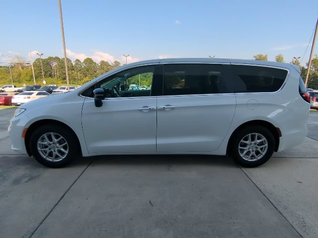 Used 2024 Chrysler Pacifica Touring-L FWD image 4