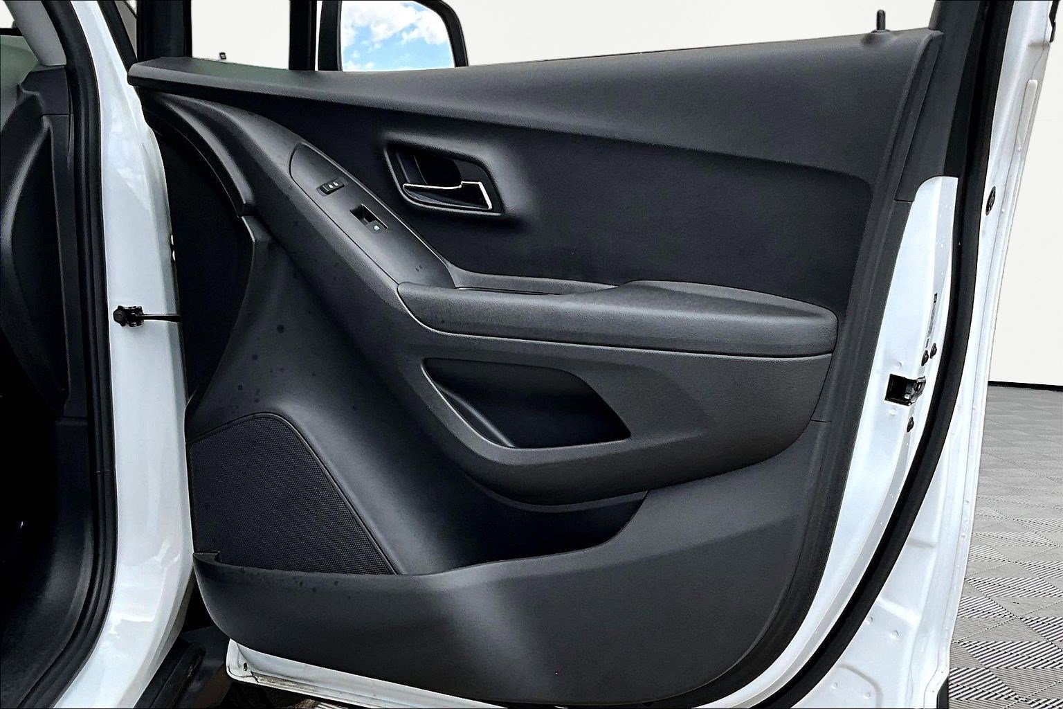 Used 2020 Chevrolet Trax LS FWD image 23