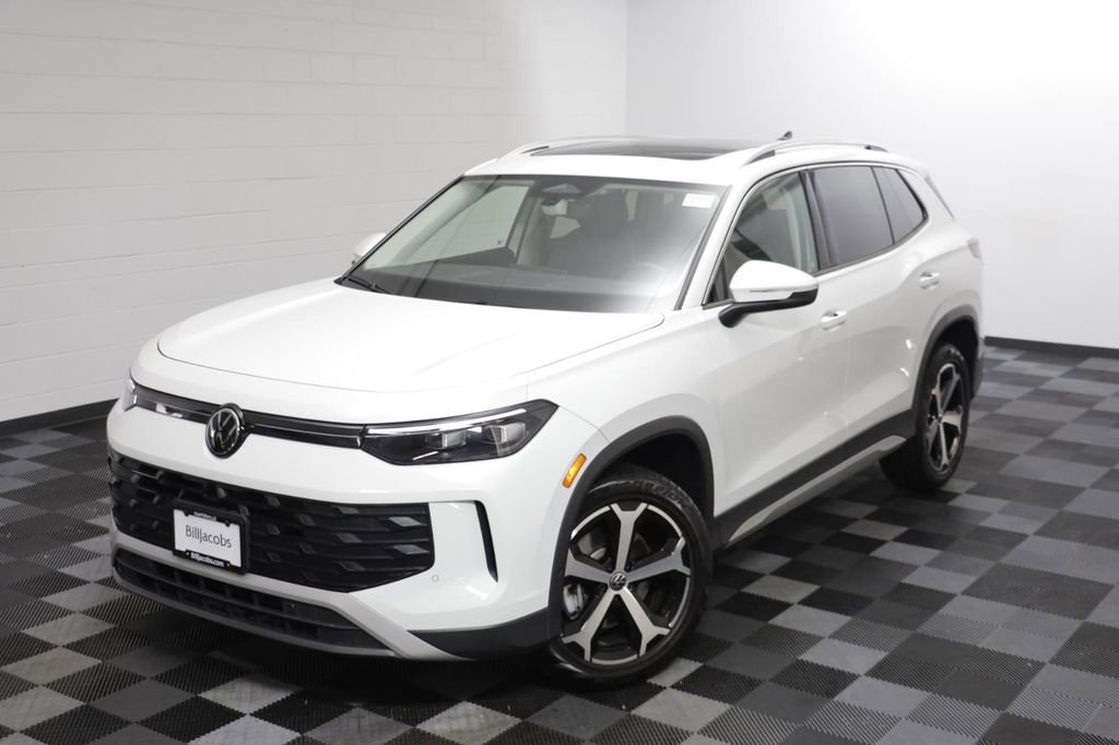 Used 2025 Volkswagen Tiguan SE w/ Panoramic Sunroof Package image 2