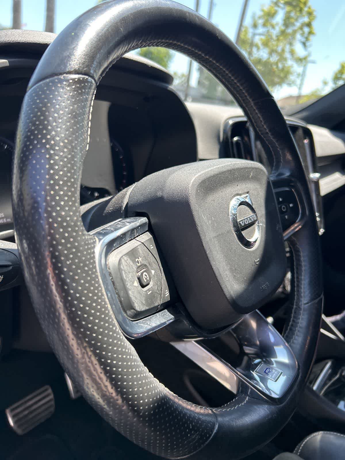 Used 2019 Volvo XC40 T4 R-Design FWD image 28