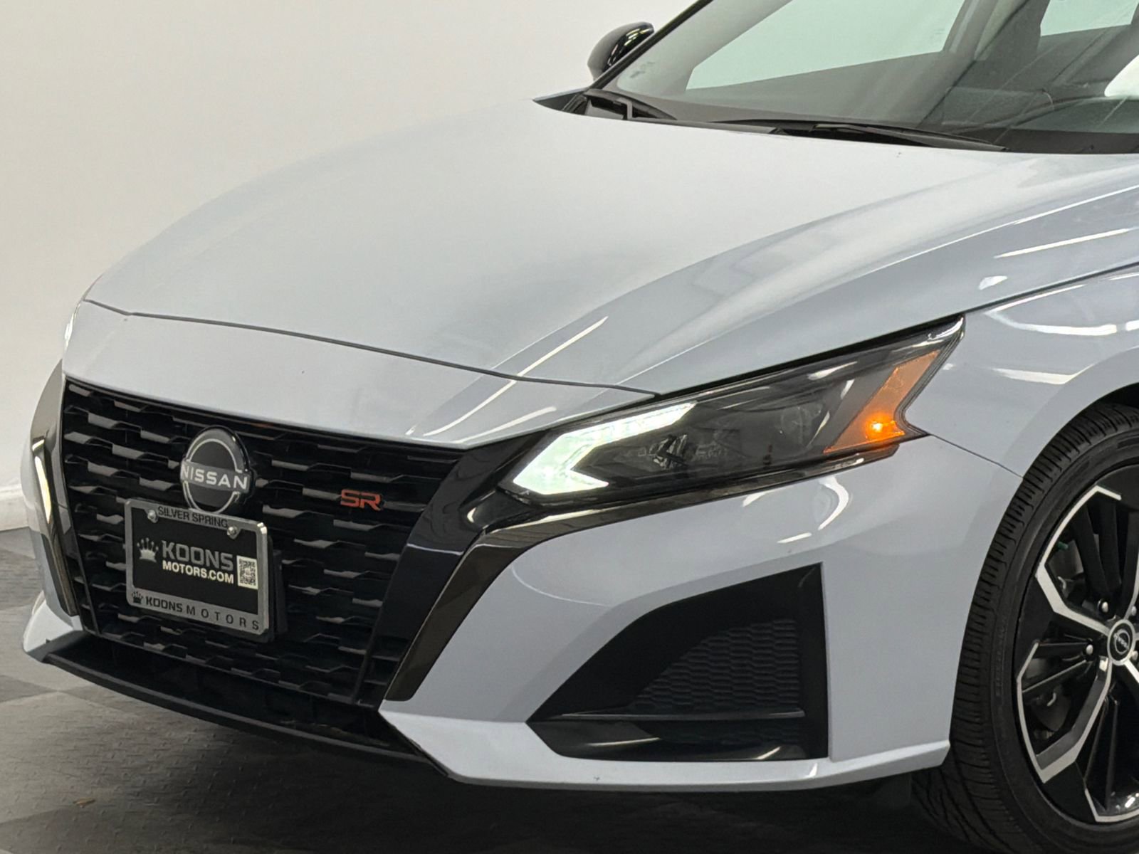 Used 2023 Nissan Altima 2.5 SR FWD image 2