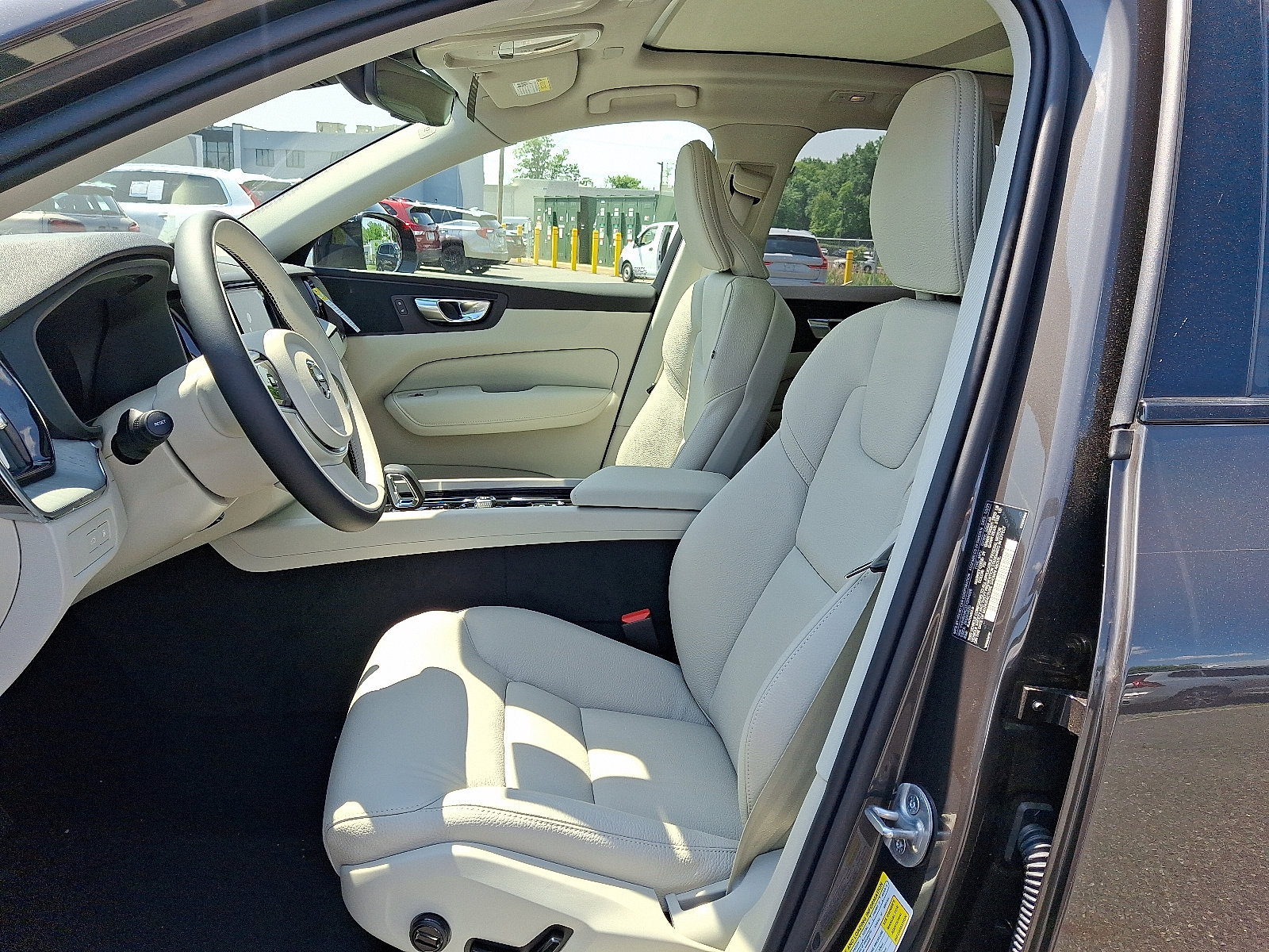 Used 2025 Volvo XC60 T8 Plus w/ Protection Package Premier image 9