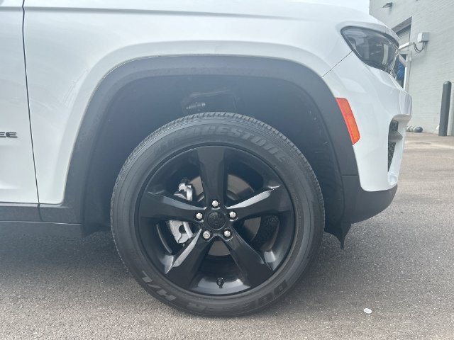 Used 2023 Jeep Grand Cherokee Altitude AWD/4WD image 13