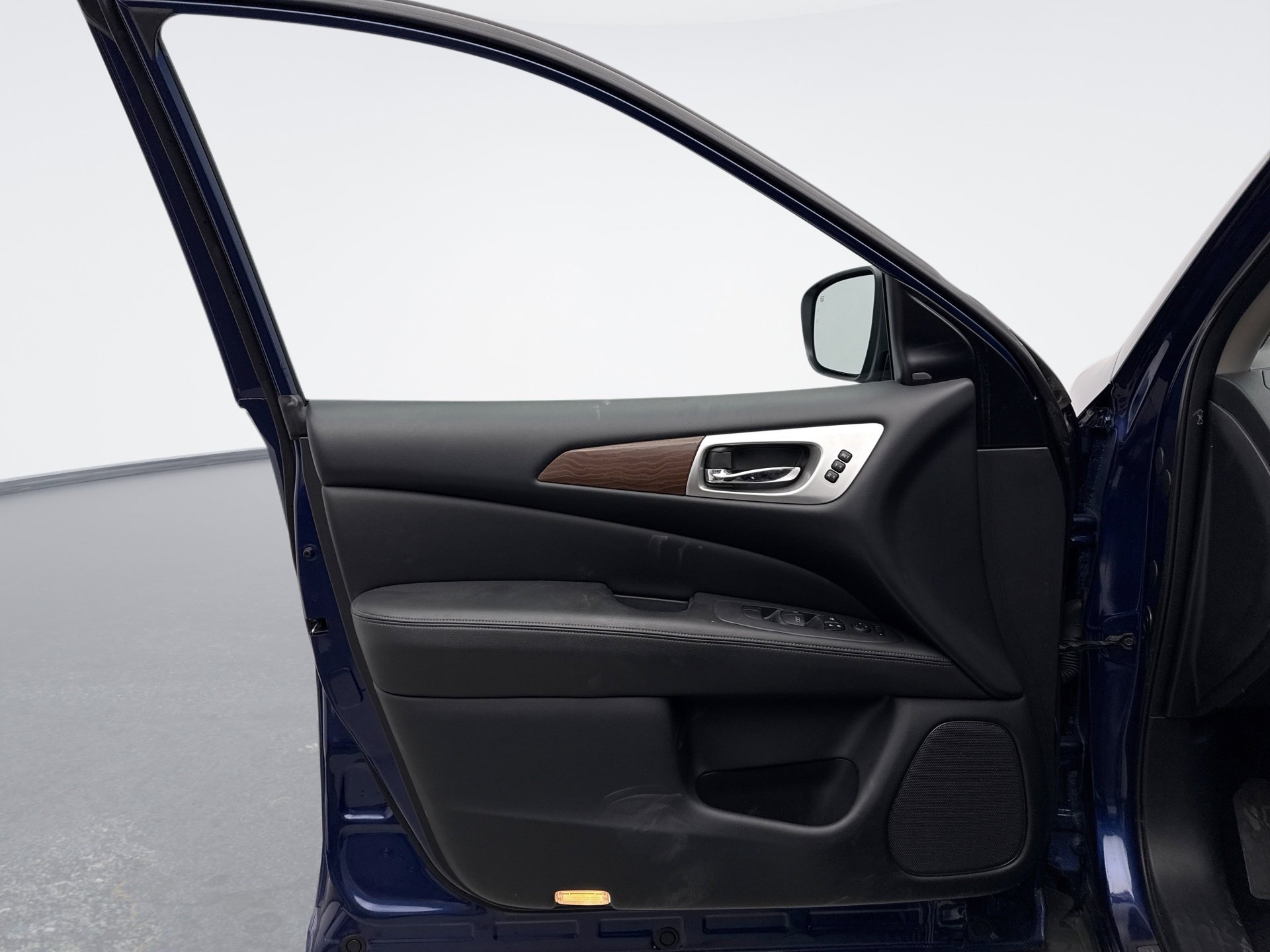 Used 2019 Nissan Pathfinder Platinum image 9