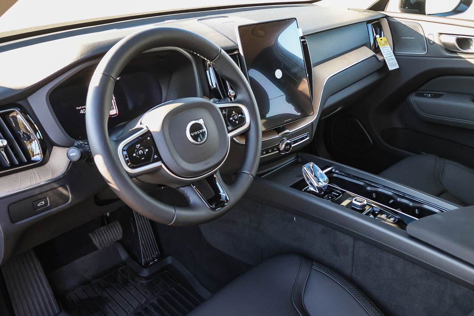 New 2026 Volvo XC60 B5 Plus w/ Climate Package PRO image 29