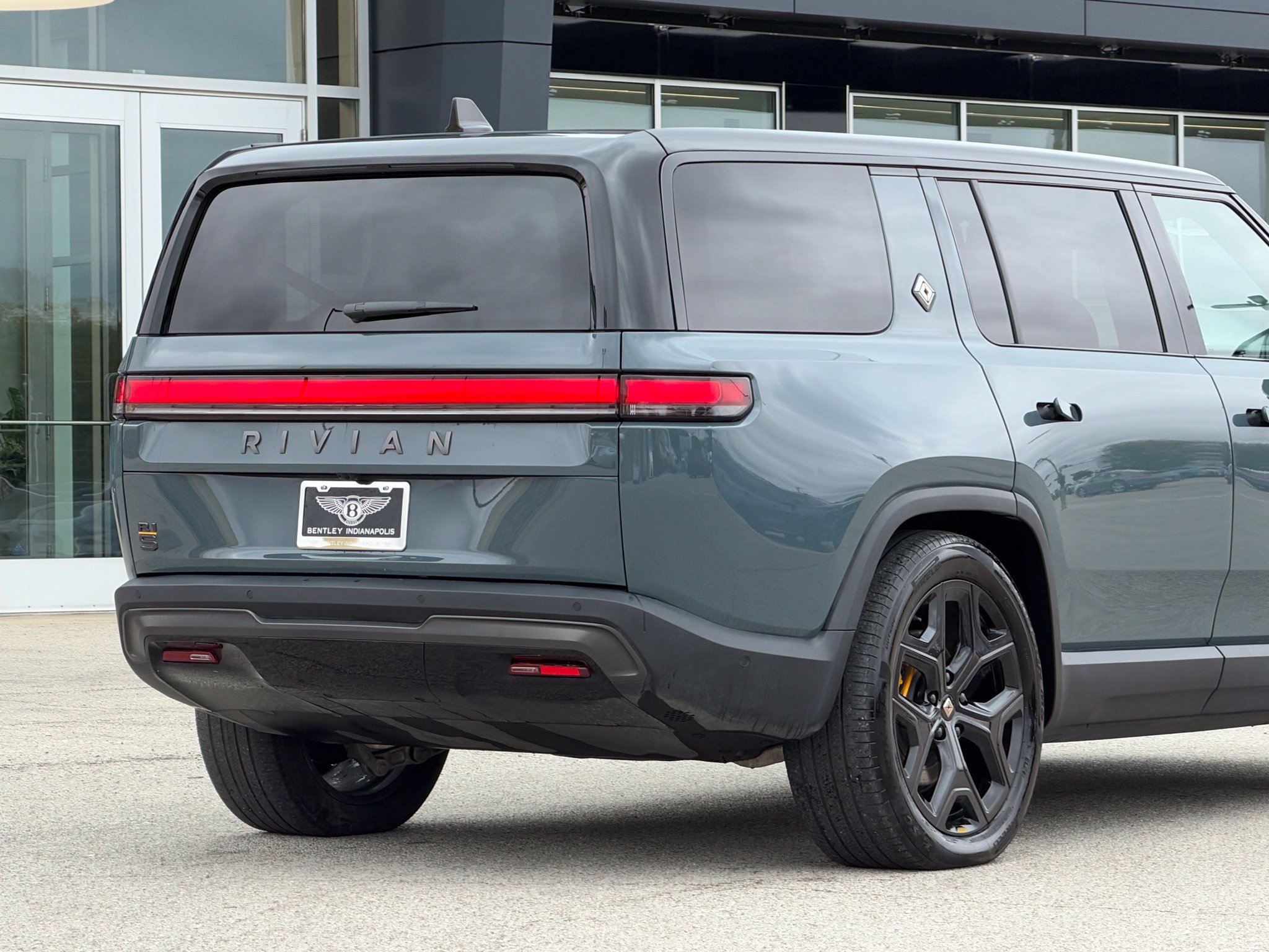 Used 2025 Rivian R1S Premium Dual AWD/4WD image 5
